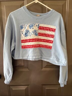 Light Blue Cropped Sweatshirt with Quilted Patriotic Patch